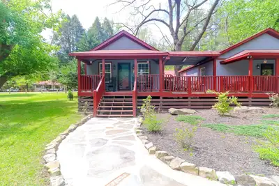 Image de Rustic-chic cabin near fun outdoor attractions - WiFi, front porch & grill