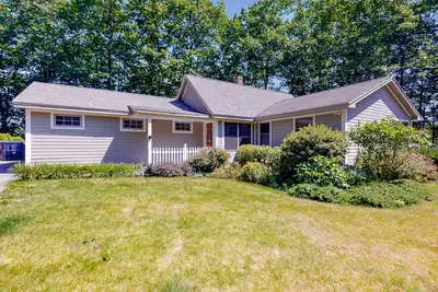 Image de Secluded lakefront home with patio & firepit, fast WiFi, wood stove & W/D