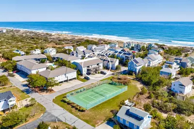 Image de Dog-friendly coastal condo with beach access, tennis courts, balcony & fast WiFi