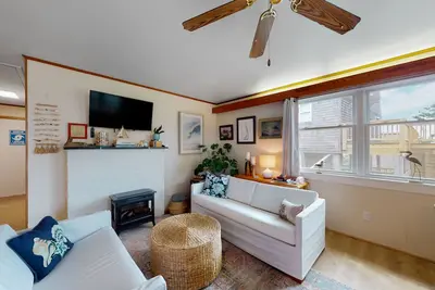 Image de Charming oceanside beach cottage -  short walk to private beach access & marinas