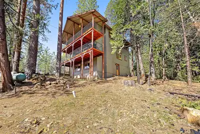 Image de 3-story home w/private pool table, game room, heated pool, private lake access