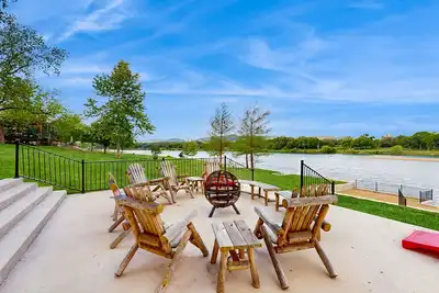 Image de Waterfront home w/kayaks, game room, firepit, & enormous deck