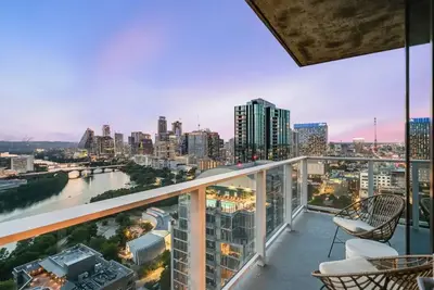Image de Spacious luxe condo with lakeview balcony and rooftop pool - dog-friendly