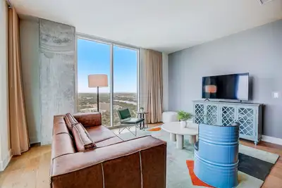 Image de Luxe Rainey St corner condo with lakeview balcony, rooftop pool & gym