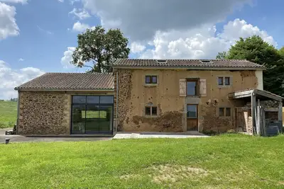 Image de Grange/Bergerie amenagée en pleine campagne.
