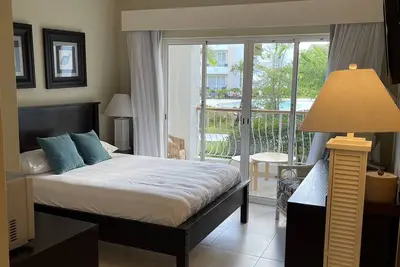 Image de Mediterranean Condo Surrounded by Turquoise Water