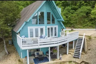 Image de Lake home in quiet cove with main channel view. <br>Near the new Cave restaurant