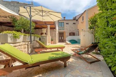 Image de 4 bedrooms seafront Villa Laurus with heated pool accomodate 8 people