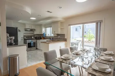 Image de Newly renovated modern home, 82” Tv, pool table, poker room, gym, fire pit