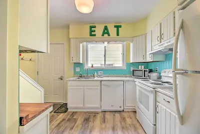 Image de Bright Crosby Home - Walk to Main St & Beach!