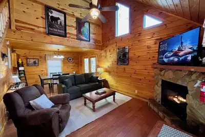 Image de Pet friendly, secluded, nice hot tub-an adorable log cabin in a great location!