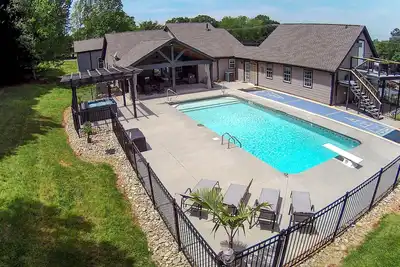 Image de New - Heated Pool - Hot Tub - Game Room - Sauna - 20 Mins to Gvl
