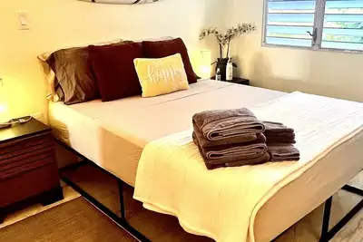 Image de Rain Forest Edge with an Ocean View, close proximity to many island activities!