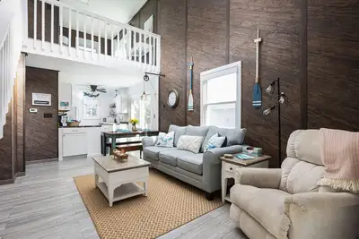 Image de Oceanside Getaway - 3br Beach House w/ Deck + Coastal Charm