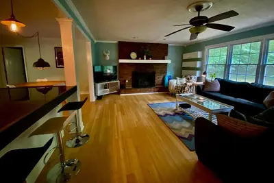 Image de Stunning, modern and very private three bedroom. Close to Studios and Atlanta.