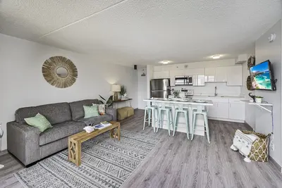 Image de Mountain and City Tropical Condo at Waikiki Banyan Half a Block to the Beach