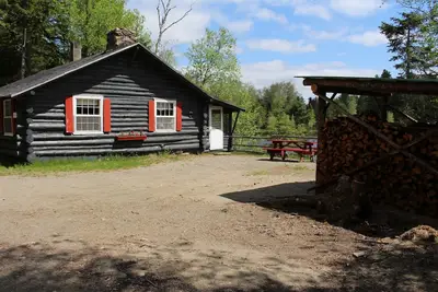 Image de Rustic, 3-bedroom, log cottage, Lake-view, Pet-friendly, Downeast Maine