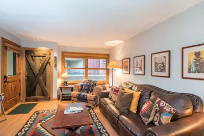 Cimarron Lodge 20 by AvantStay | Ski In/ Ski Out Condo w/ Hot Tubs!
