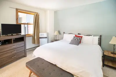 Cimarron Lodge 50 by AvantStay | Ski-In/Ski-Out Property w/ Two Hot Tubs!