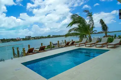 Image de Newly Built Sunny Bay Estates- ocean front villas