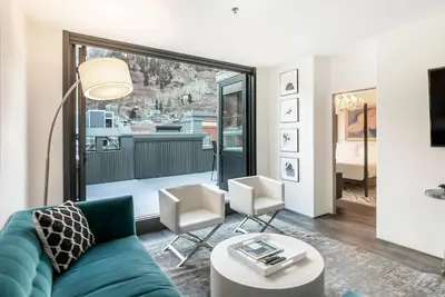 New San Juan 303 by AvantStay | Modern Penthouse w/ Deck Overlooking Main Street