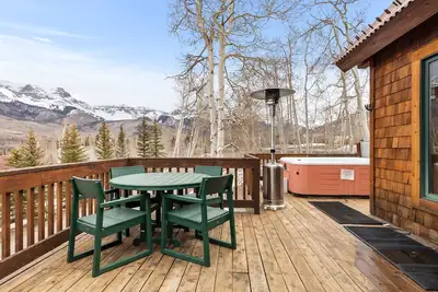 Image de Russell Home by AvantStay | Expansive Deck, Stunning Views & Hot Tub!