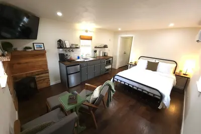 Image de Handsome Modern Rustic Studio Cottage!