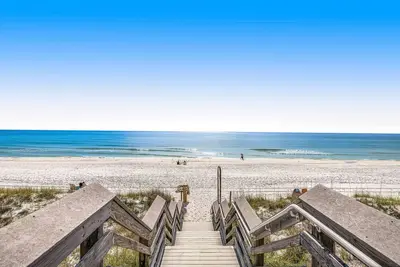 Image de Condo near beach with pool, balcony, fine dining, and shopping!