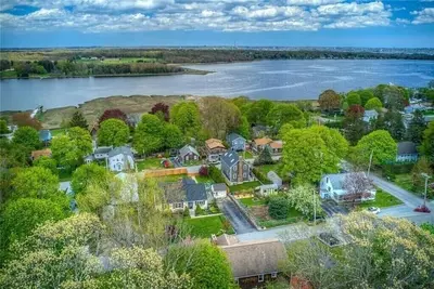 Image de Adorable Tiny House in Picturesque Seaside Village