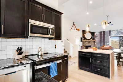 Image de Contemporary house with central Ac, gas fireplace, gas grill, and full kitchen