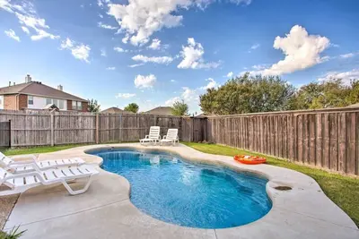 Elegant Home with Pool|Gym|0. 4miles to lake