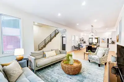 Image de Modern Luxury Home: 7 Mins From Downtown-Sleeps 12