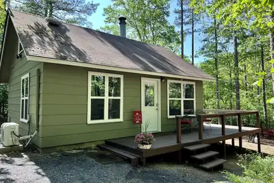 Image de Secluded cozy cabin overlooks creek below, close to Wpg trails, newly remodeled