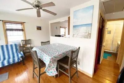 Image de Large 2bd cottage 10 min to Pier & Beach   Pets ok