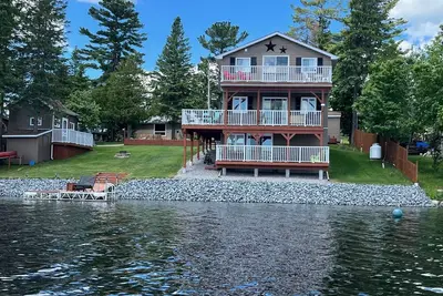 Image de Lakefront Chalet - Eagle’s Nest Waterfront Cottage
