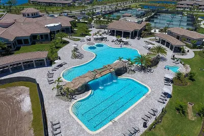 Image de Gorgeous Condo decorated by local designer with chick coastal furnishing.