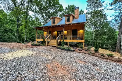 Image de New - Peaceful Bear Cabin - 3br/2bth - Hot Tub - Quiet