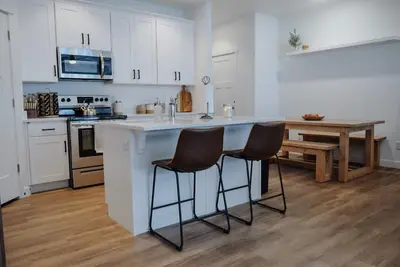 Image de Large Townhouse with Pool/hot tub walk to food/movies/TopGolf