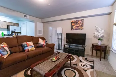 Image de ★ Comfortable 1br Unit, Near Medical Facilities, TopGolf & Theatre w / Pool ★
