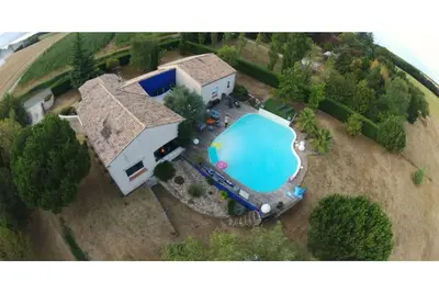 Image de villa piscine vue panoramique sur vallée sans vis à vis