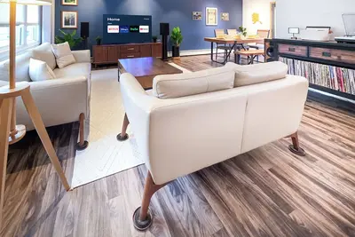 Image de Lovely Home with King Bed, Large Kitchen, heated garage by Umed in Midtown Anc