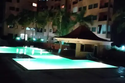 Image de appart originel bien situé avec piscine