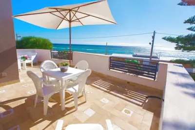 Image de Appartement indépendant, dans une villa panoramique face à la plage avec piscine