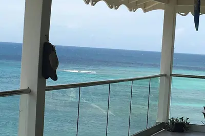 Image de Villa Daniela est en front de l’Ocean avec accès privé direct à la plage. Calme.