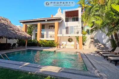 Image de Steps from the beach, pool, games room and privacy!