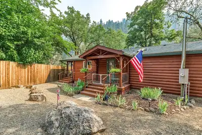 Image de 'River Haven' is a serene riverside cabin on the Rogue River