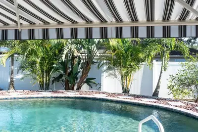 Image de Coral Cottage pool/gas firepit a 2 bedr 2 bath sleeps 6