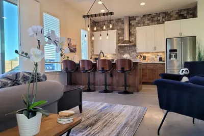 Image de In The Hot Middle of All The Action! Beds For 9 Heads! Awesome View!