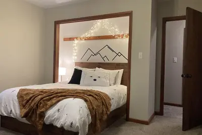 Image de Cozy Cabin tucked in 5ac of private woods! !