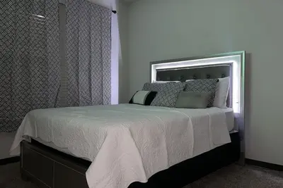 Image de Luxe Townhome Apt 20 Min to Airport!